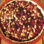 Toscapaj ou tarte aux fruits et noisettes/amandes