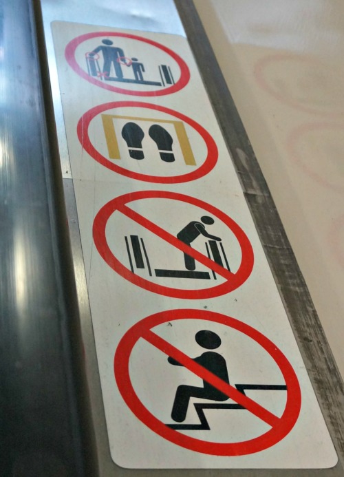 Interdictions dans l'escalator du métro